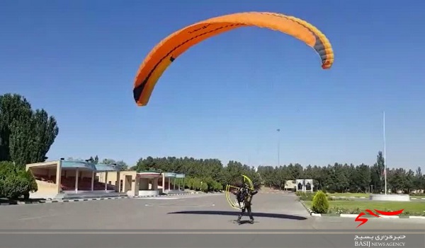 نمایش هوایی پاراموتورها در همایش اقتدار رزمی کاران آذربایجان شرقی