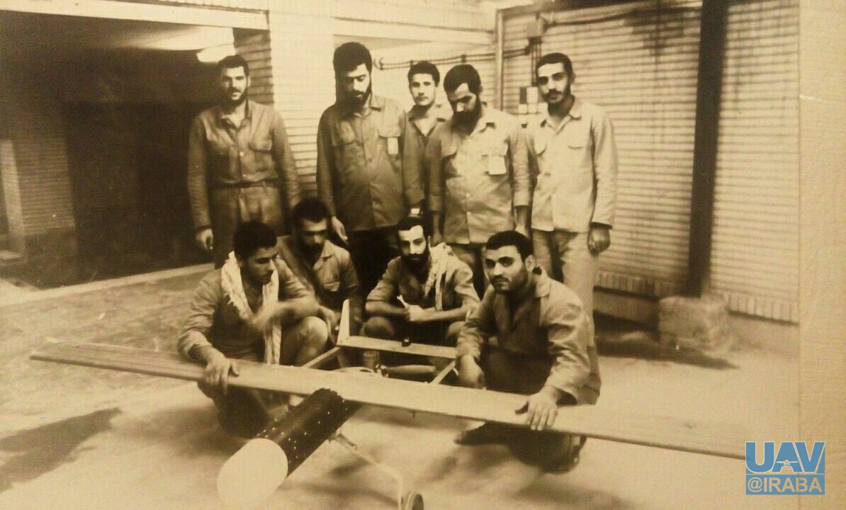 عکس تاریخی از نیروهای ایرانی (یگان پهپادی رعد) و نسل اول پهپاد مهاجر (سال 1365 اهواز)