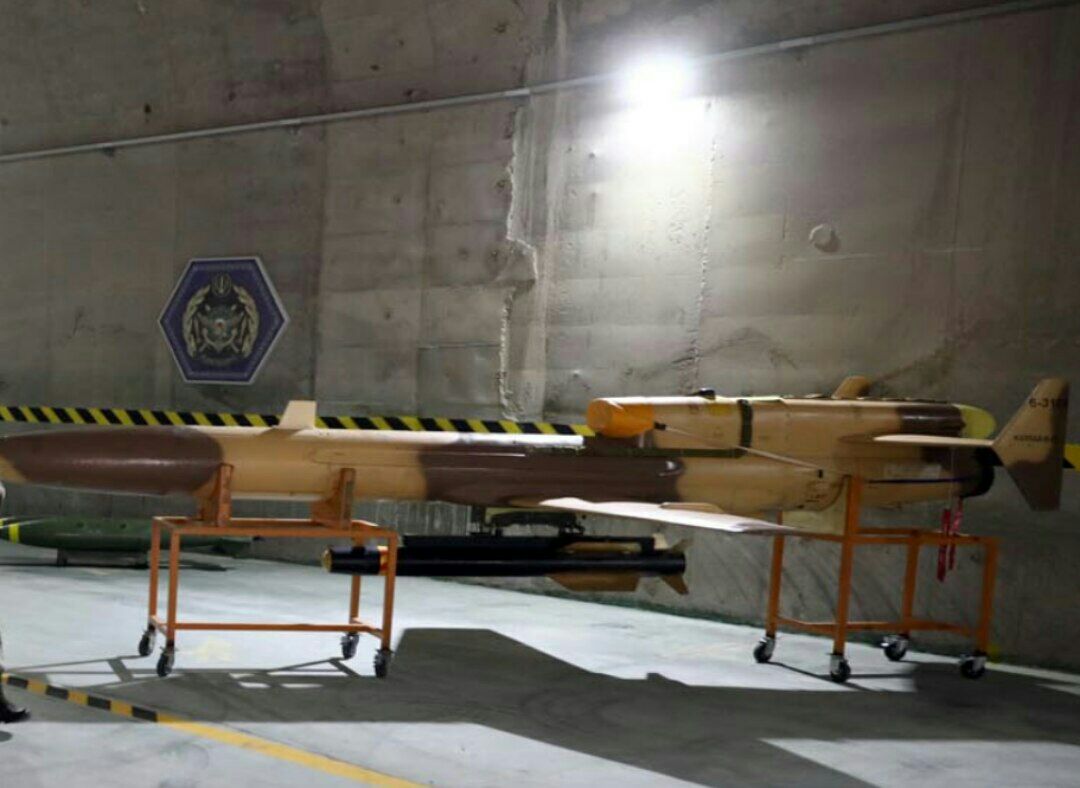 موشک شفق۲ با برد دستکم ۲۰ کیلومتر همراه پهپادهای مختلفی در پایگاه مذکور مشاهده شد. در تصویر فوق، شفق۲ زیر بدنه پهپاد کرار نصب شده است.