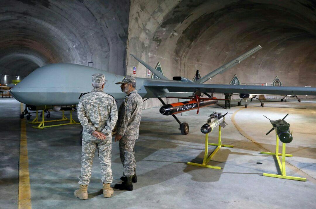 پهپاد راهبردی کمان۲۲ و کروز سبک برد ۲۰۰ کیلومتری حیدر زیر بال آن. موشک شفق۲ و بمب دورایستای بالابان هم در تصویر دیده می‌شود.