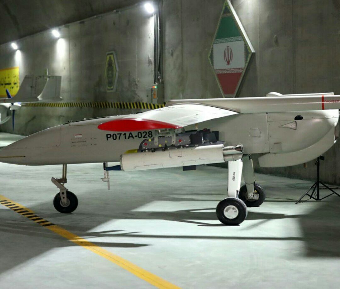 پرتابگر راکت نصب شده زیر بال پهپاد مهاجر۶.  احتمالا راکت ۷۰ میلیمتری است.