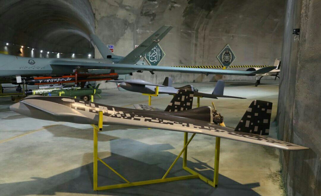 نمای جانبی پهپاد ناشناسی که برای اولین بار در رژه ۲۹ فروردین ۱۴۰۱ مشاهده شده بود در این پایگاه پهپادی حضور دارد.