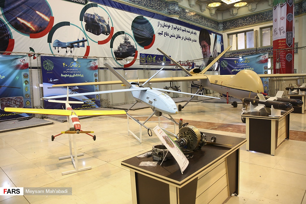 سه نسل از پهپادهای ایرانی؛ از راست پهپاد شاهد-۱۲۹، پهپاد-شاهد-۱۲۱ و پهپاد تلاش