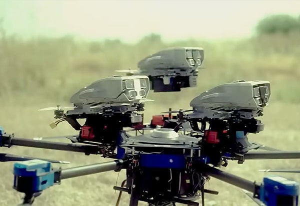 سه پهپاد کوچک انتحاری کلاس Lanius بر روی یک پهپاد چند موتوره حامل برای استفاده در محیط‌های داخلی نصب شده‌اند. عکس: سیستم‌های Elbit