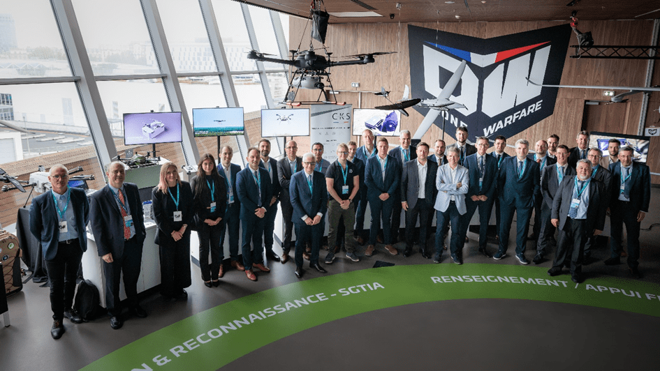 اگرچه پهپادها در میدان نبرد به ابزارهای استراتژیک تبدیل شده‌اند، تعداد اپراتورها و دسترسی به طیف ارتباطات رادیویی همچنان عوامل محدودکننده برای استفاده گسترده‌تر از پهپادها هستند. در اوکراین، برای هر پهپاد یک اپراتور وجود دارد.