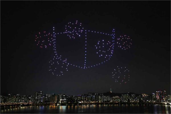 آموزش پیام های پشگیری و مقابله با کروناویروس توسط صدها پهپاد سئول کره جنوبی 7