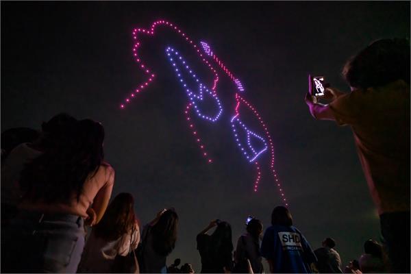 Drones light up Seoul sky with coronavirus messages