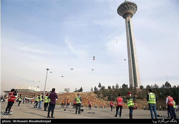پرواز پهپادها در برج میلاد تهران 22 بهمن 1399 17