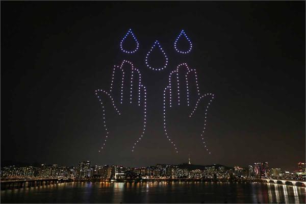 آموزش پیام های پشگیری و مقابله با کروناویروس توسط صدها پهپاد سئول کره جنوبی 1